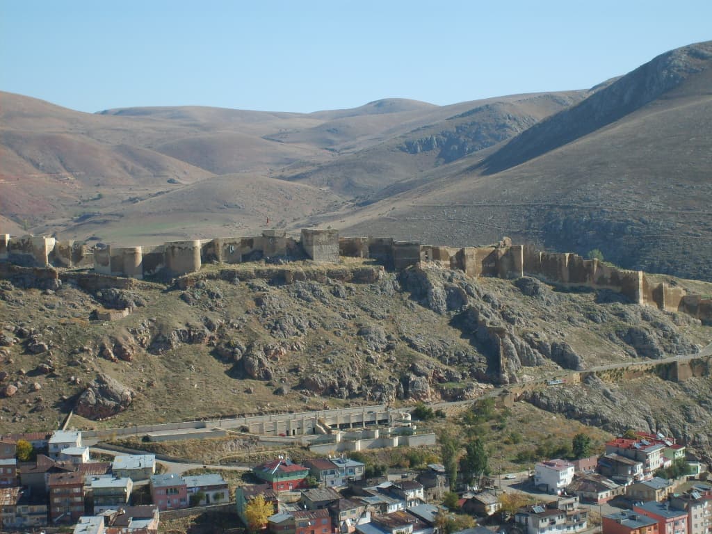 Bayburt Kalesi surlarından tarihî bir görünüm, Wikimedia Commons 2014 arşiv fotoğrafı