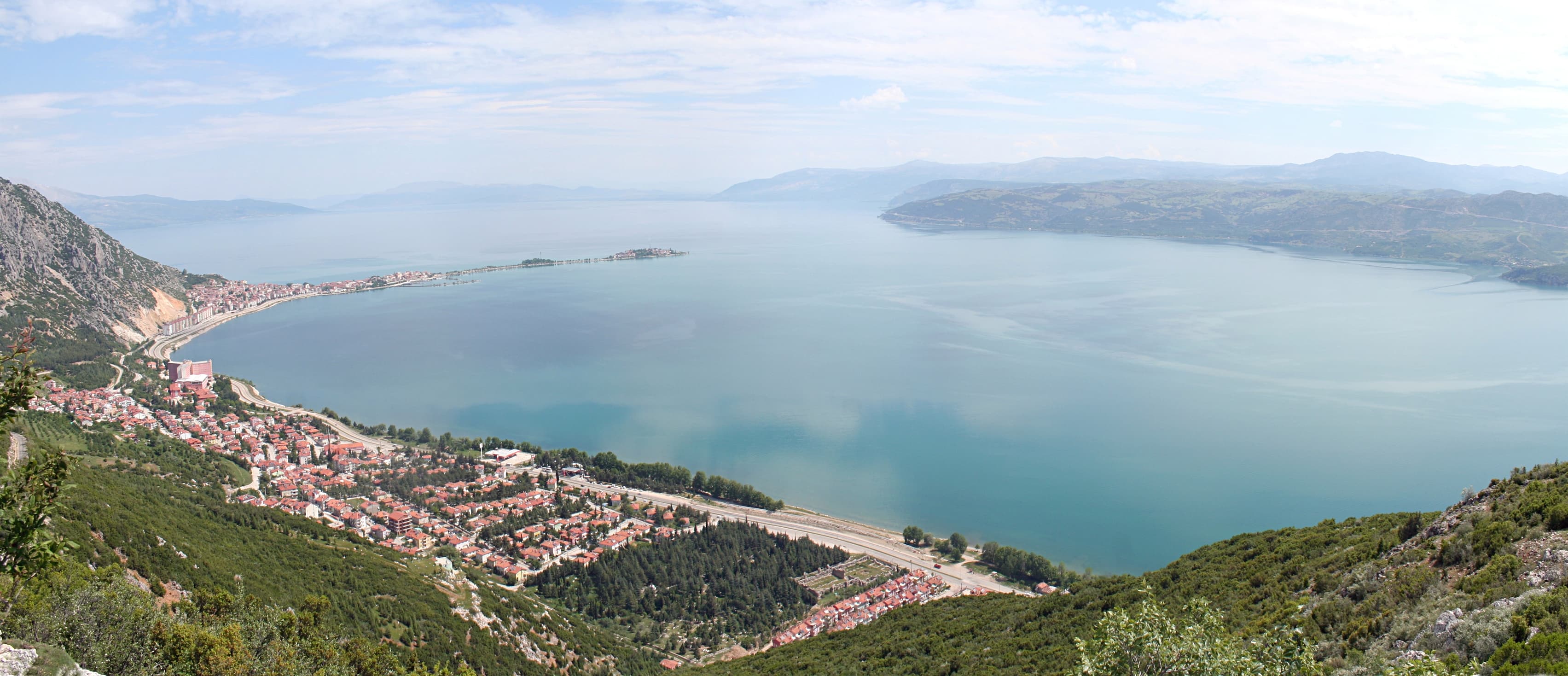 Akpınar’dan Eğirdir Gölü, ilçe merkezi ve ada bağlantılarına bakış; 2012 arşiv fotoğrafı