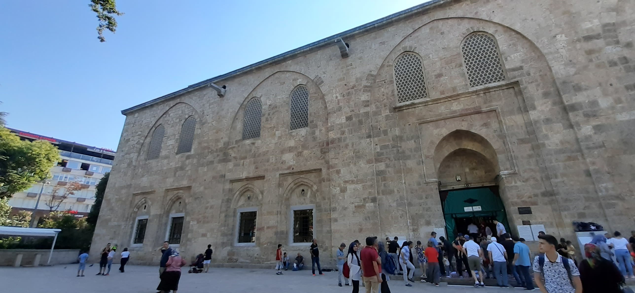 Bursa Osmangazi Ulu Cami'nin doğu giriş cephesini gösteren 2019 tarihli arşiv fotoğrafı