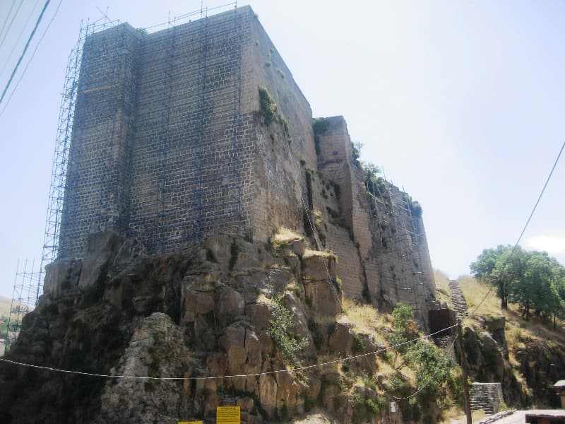 Bitlis Kalesi'nin 2010 tarihli tarihî fotoğrafı; güncel restorasyon durumunu göstermez